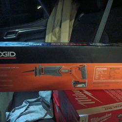Saw Saw With Battery And Charger