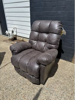Best Home Furnishings Plush Recliner Chair – Like New