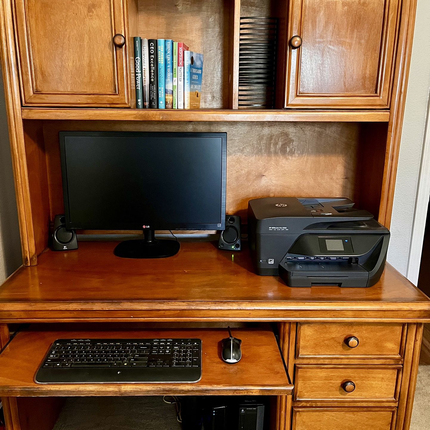Computer Desk With Hutch. 