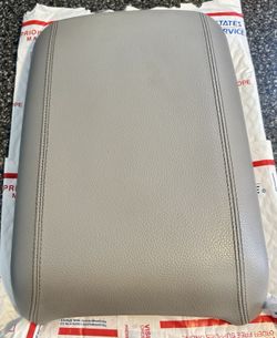 2008 2009 2010 2011 2012 Mercedes-Benz R350 Armrest / Center Console Lid Gray