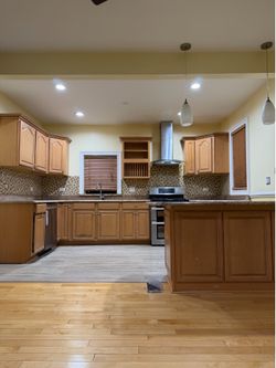 USED Kitchen Custom Cabinets & Granite