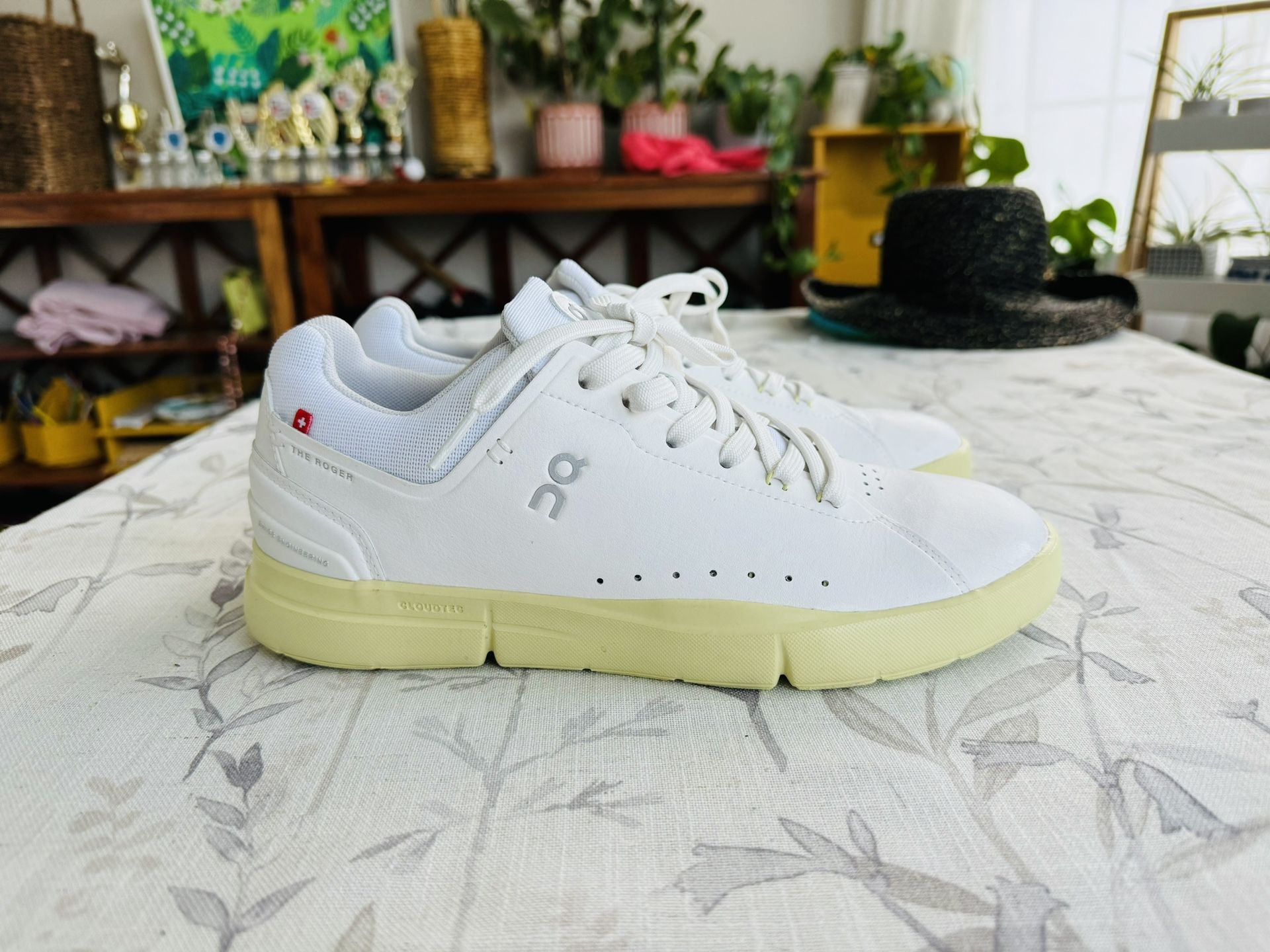 NWT On The Roger Advantage Shoes Women's 8.5/9 White/Hay 