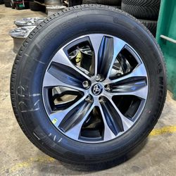 (1) ONLY ONE 2022 Toyota Highlander 18” Rim Michelin 235/65/18 100%