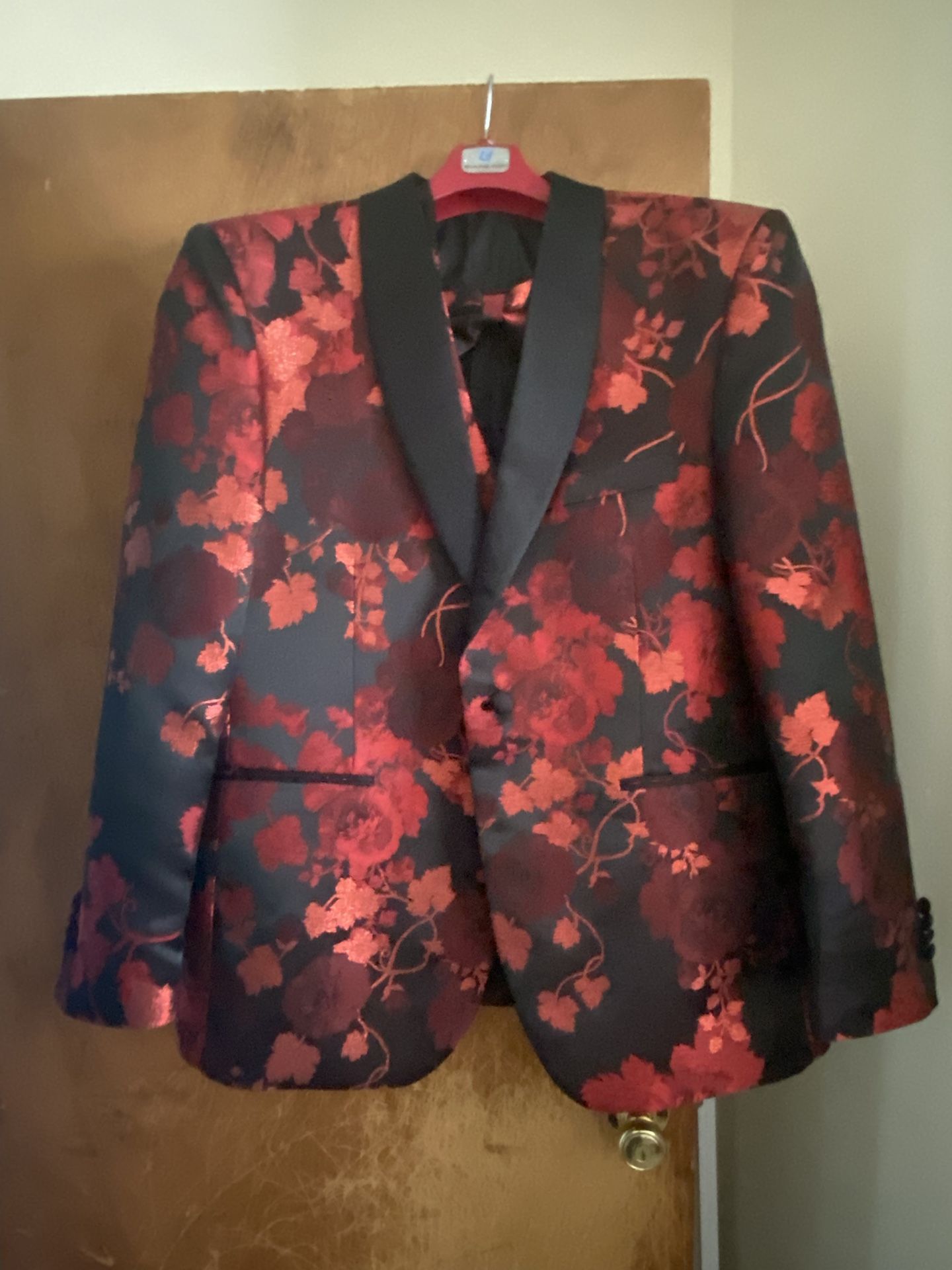Men’s Size 46R Red Floral Print Suit Jacket With Best And Bow Tie
