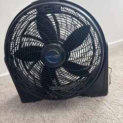 Fan That Can Be Mounted To The Wall
