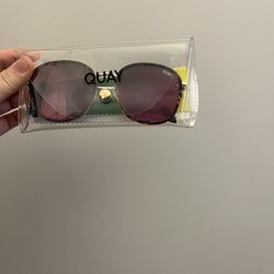 Quay Round Gradient Sunglasses – Black Frame – Case Included