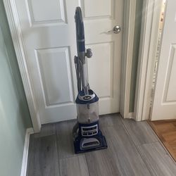 Shark Navigator Lift-Away Deuxe Vacuum 