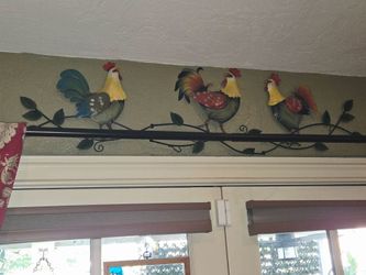 Vintage Hand-Painted Metal Rooster Wall Hanging.