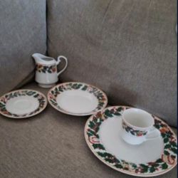 Royal Majestic Holiday Fine China Christmas Eve 50 Pieces Set 