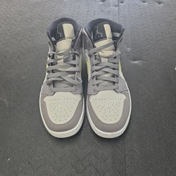Air Jordan 1 Mid 'Gunsmoke Volt' Size 9.5