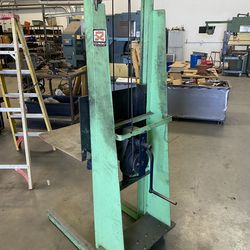 Platform lift with hand crank