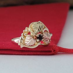 10K Rose and Yellow Gold Garnet and Leaves Black Hills Ring Size 6.5 Solid Gold/ Anillo de Oro con 1 Garnet! 👌🎁Post Tags: 10k 14k
