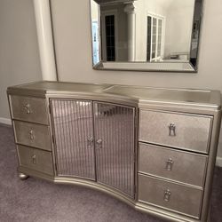Dresser , 2 Nightstands and a Mirror 