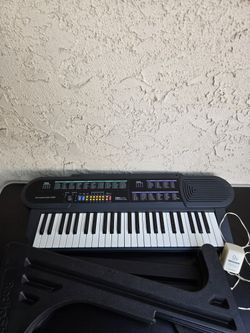 RadioShack Concertmate-690 Electronic Keyboard with Stand
