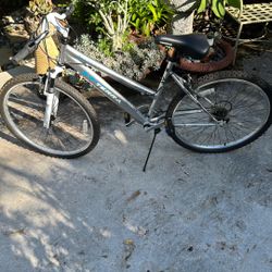 Kent 2.5 Terra Bicycle. 