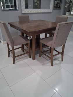 Comedor Alto 4 sillas.    I Can delivery for extra fee