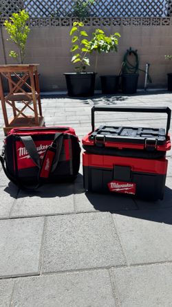 Milwaukee M18 Packout wet/dry vac + bag