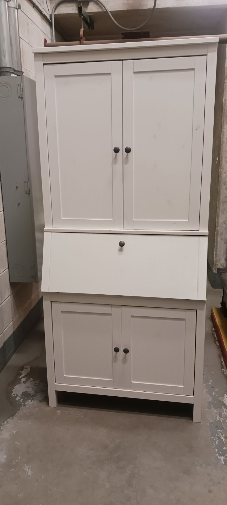 Shelf cabinet almost brand new no cracks no scratches is a little dusty but that it