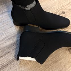 Men’s Size 9 Black slip on Casual Dress Boots. Used