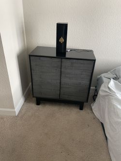 3 Piece Bedroom Set. Barely Use. With Dresser. Modern And Stylish.