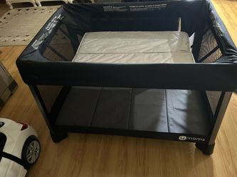 Baby Portable Play / Bassinet 