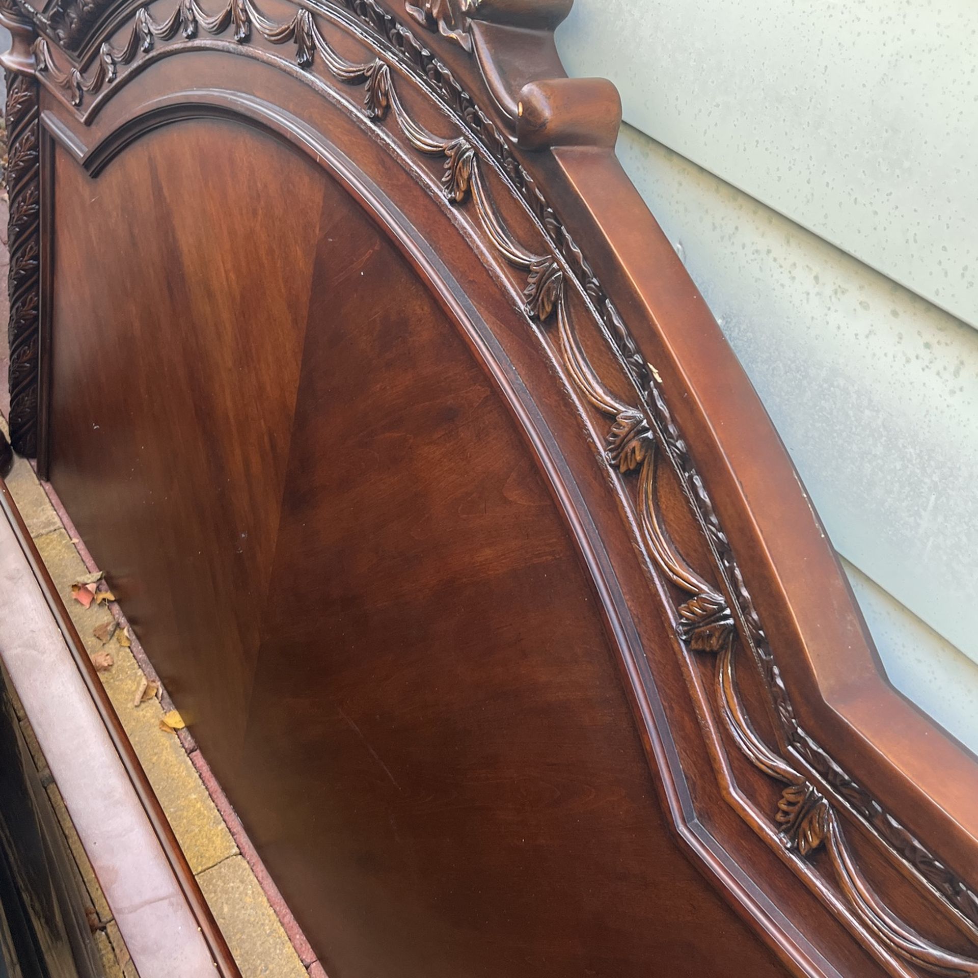 King Size Bad Little Scratches And Chipping On Head Borad And Foot Board