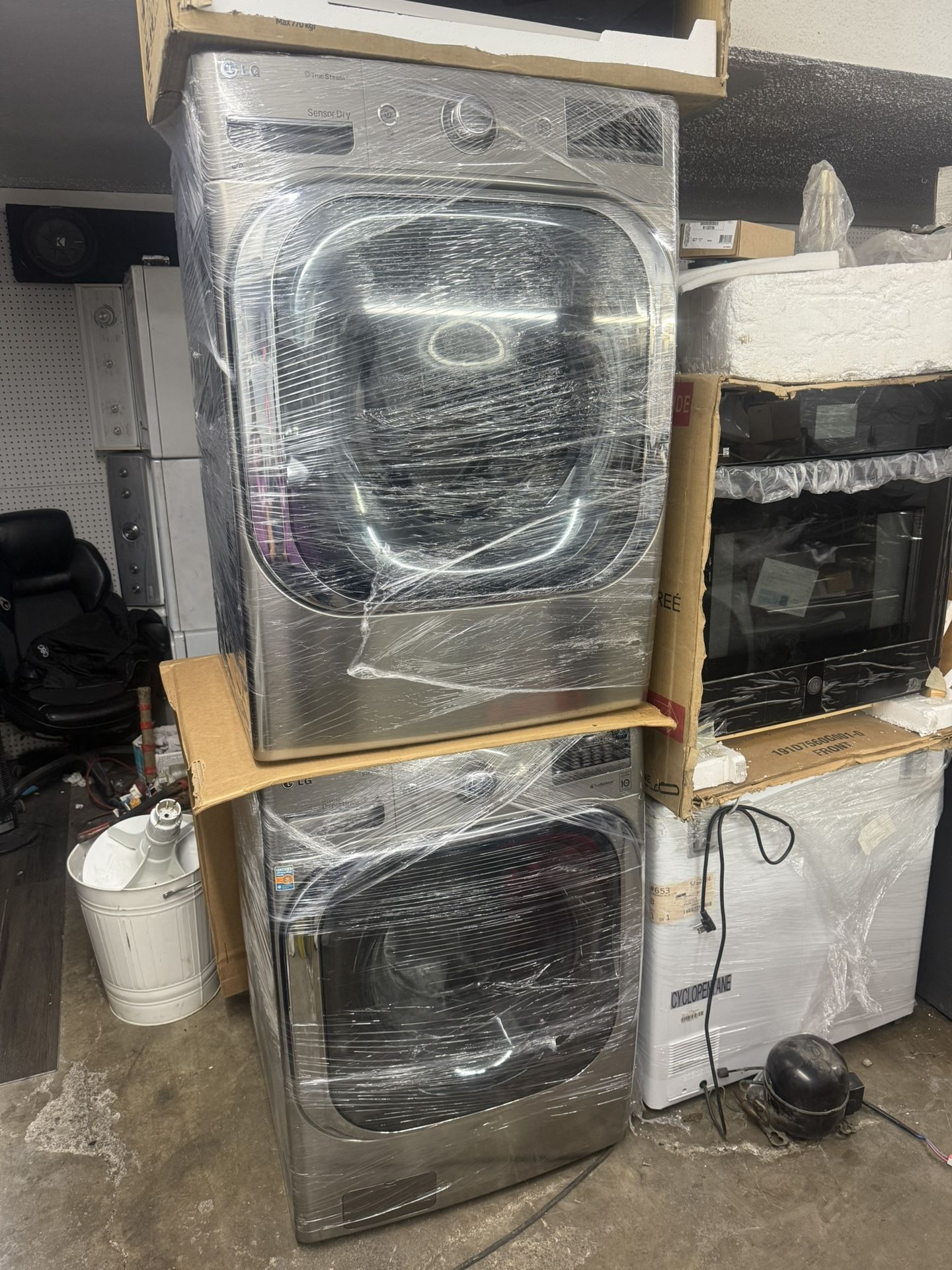 LG Jumbo Size Washer 5.3 Cu Ft Dryer 9.0 Cu Ft Grapphite Steel