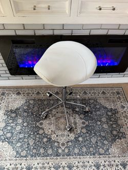 Like New** White and chrome saddle stool