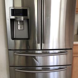 Refrigerator With Doble Fridge 