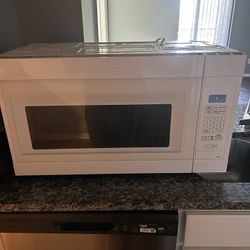 Amana - 1.6 Cu. Ft. Over-the-Range Microwave - White (used)