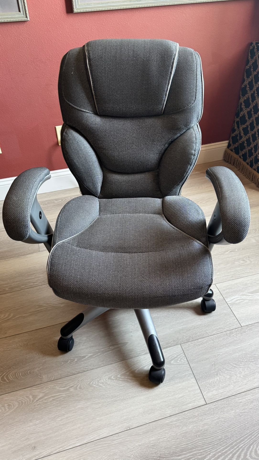 Free Gray Office Chair - Comfortable and Functional!