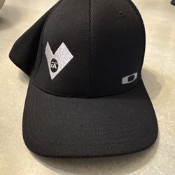 Oakley hat like new