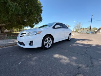 Toyota Corolla White 4-Door Sedan 2011