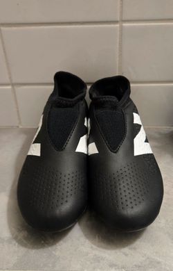 New Balance Tekela V4+ Magique J FG youth soccer cleats.
• Sleek laceless design for a clean striking surface and easy slip-on fit.
• Color: Black and