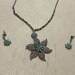 Beautiful Necklace And Earrings ( Silver And Turquoise) 