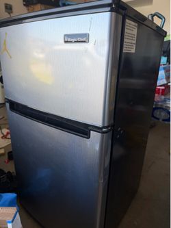 Mini fridge