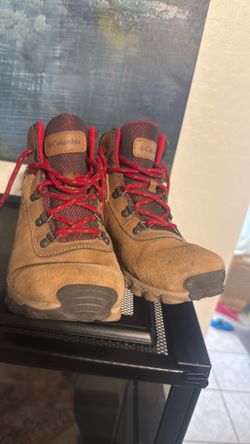 Boys Colombia hiking boots size 4