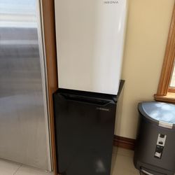 2 Insignia Mini Fridge Refrigerator Black And White Sold As A Set