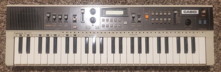 Casio MT-70 Preset Synthesizer Keyboard