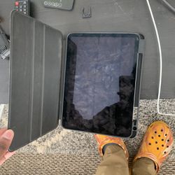Selling my used Apple 2020 iPad Air (10.9-inch, Wi-Fi, 64GB) in Space Gray. Good condition, no scratches or dents. Includes charging cable and adapter