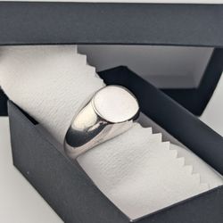 Round  925 Silver Signet Ring

