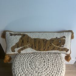 Jungalow Tiger With Tassel Wool Pillow 