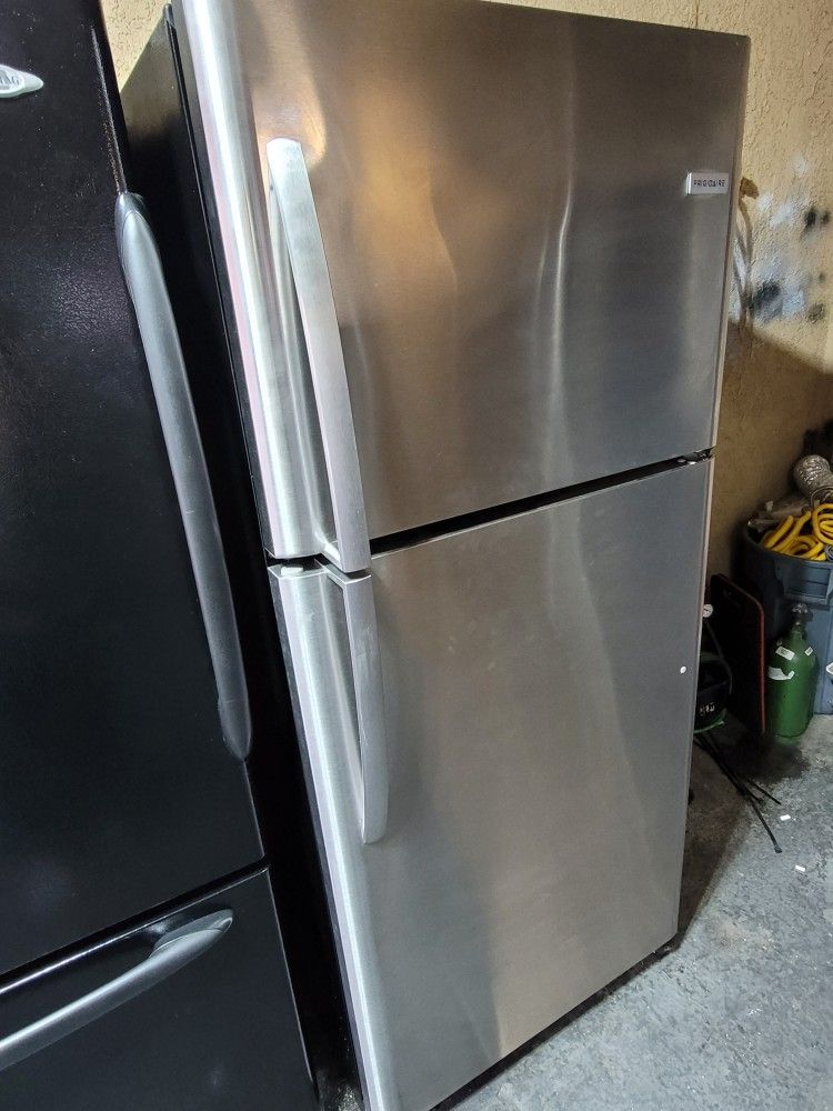 Like New Frigidaire 21cu Ft Apartment Size Stainless Steel Top Freezer Refrigerator 30\