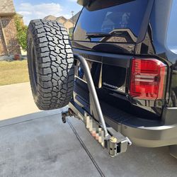 Tow hitch swing out spair tire