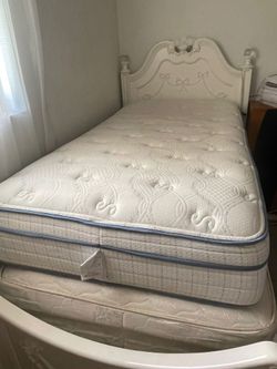 CAMA DE PRINCESA PERSONAL CON DOS COLCHONES BRAND NEW