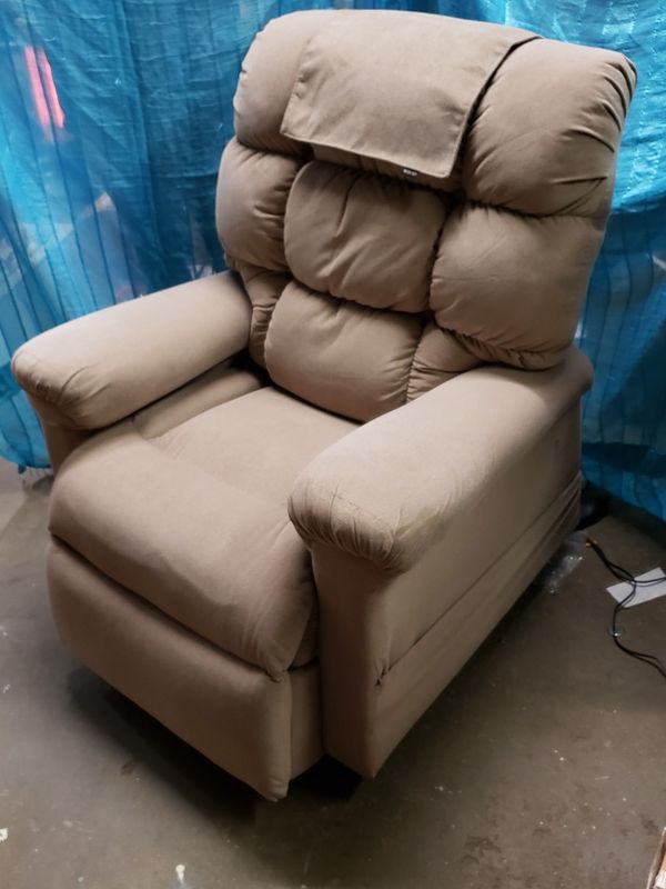 Massage chair/recliner/power lift for Sale in Dallas, TX OfferUp