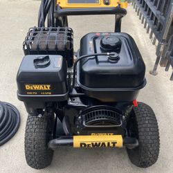 Dewalt 4400 Psi Comes With Surface Pad And Extra Hose  