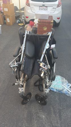 Med line wheel chair with leg extenders lifts