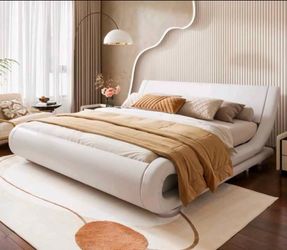 NUEVA Open Box - Base de Cama King Moderna de Piel Blanca Curva (No Incluye Colchón / Venta Final)