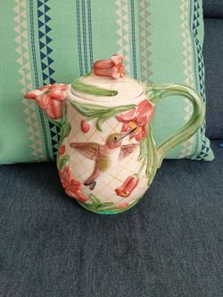 Vintage unique 3 D hummingbird teapot
